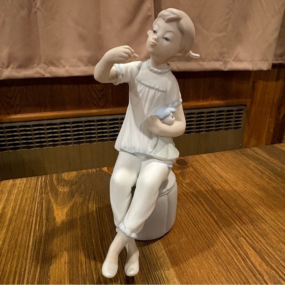 lladro Other - Lladro "Girl with Doll" - matte - Retired figurine #1083